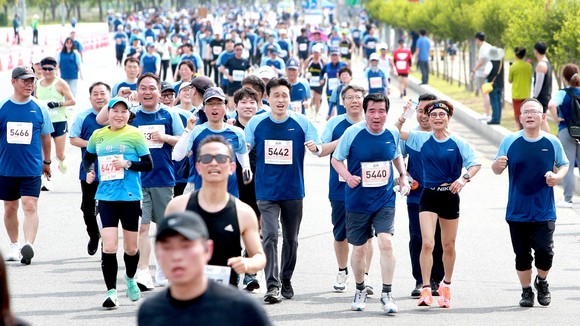 제20회 보령머드 임해마라톤대회에서 김동일 시장(오른쪽 세번째)이 완주하고 있다. ⓒ 보령시