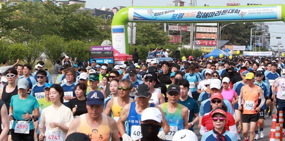 제20회 보령머드 임해마라톤대회가 마라톤대회 출발 장면. ⓒ 보령시