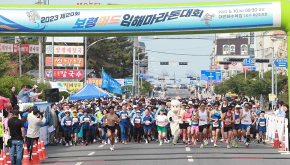 제20회 보령머드 임해마라톤대회가 마라톤 동호회원과 시민 등 4300여 명이 참가한 가운데 출발하고 있다. ⓒ 보령시