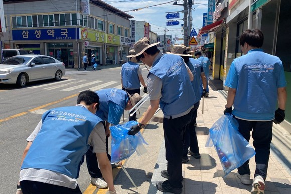포스코퓨처엠 임직원들이 9일 세종 전의역 인근에서 환경 정화활동을 하고 있다. ⓒ 포스코퓨처엠