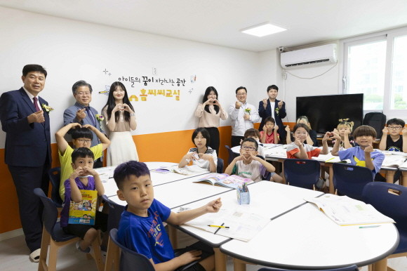 인천 서구 연희지역아동센터 '홈씨씨교실' 4호점에서 관계자와 아동들이 기념 촬영을 하고 있다. Ⓒ KCC글라스
