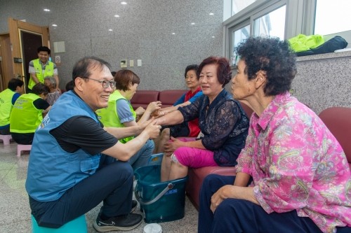 태인동 주민센터에서 광양제철소 신입사원 일동이 꽃꽃이재능봉사단과 함께 지역 어르신들과 소통하는 봉사활동을 진행하고 있다.ⓒ 광양제철소