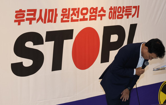 일본이 후쿠시마 원전 오염수 해양 방류를 시작할 때까지 시간이 많았다. 여야가 머리를 맞대고 정부와 대책을 마련, 국민의 이해를 바라는 게 먼저였다. 결과는 협치 대신 사생결단 정쟁으로 일관했다. ⓒ 연합뉴스