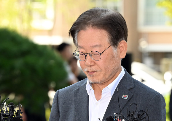 이재명 더불어민주당 대표가 12일 '쌍방울 그룹 대북 송금 의혹' 관련 피의자 신분으로 조사를 받기 위해 수원지검으로 출석하고 있다. ⓒ 연합뉴스