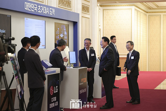 코난테크놀로지가 지난 13일 청와대 영빈관에서 개최된 '대한민국 초거대 인공지능 도약' 행사에 참여해 자체개발 대규모 언어모델 코난 LLM을 윤석열 대통령께 시연하고 있다. ⓒ 대한민국 대통령실