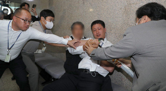 이재명 더불어민주당 대표가 단식투쟁하고 있는 국회 당 대표실 앞에서 70대 남성이 흉기 난동을 벌이다 국회경비대에 제압당했다. ⓒ 연합뉴스