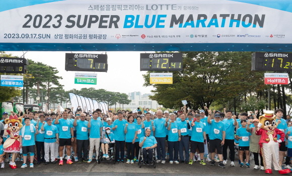 롯데는 스페셜올림픽코리아와 17일 서울 상암 평화의공원 평화광장에서 개최한 '2023 슈퍼블루마라톤'을 성공적으로 마무리했다. © 롯데