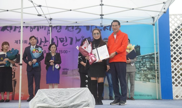 지난 16일 열린 제10회 서산해미읍성 전국가요제 및 제19회 시민가요제에서 수상자와 기념촬영을 하고 있는 이완섭 시장. ⓒ 서산시