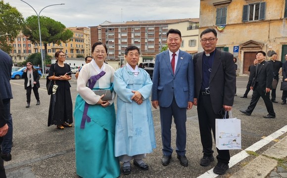 왼쪽부터 한진섭 작가 부인 고종희 교수, 김대건 성상 제작 한진섭 작가, 오성환 당진시장, 이용호 신부. ⓒ 당진시