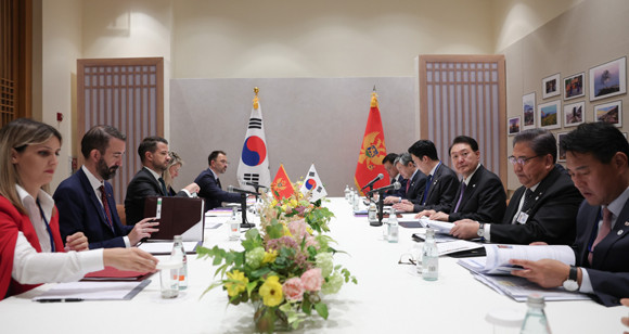 윤 대통령은 몬테네그로 정상회담에서 2030 부산 세계 박람회에 대한 몬테네그로의 지지를 요청했다. ⓒ 연합뉴스