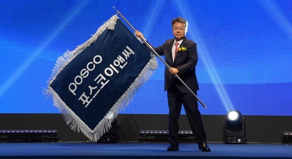 한성희 포스코이앤씨 사장이 사기를 흔들고 있다. © 포스코이앤씨