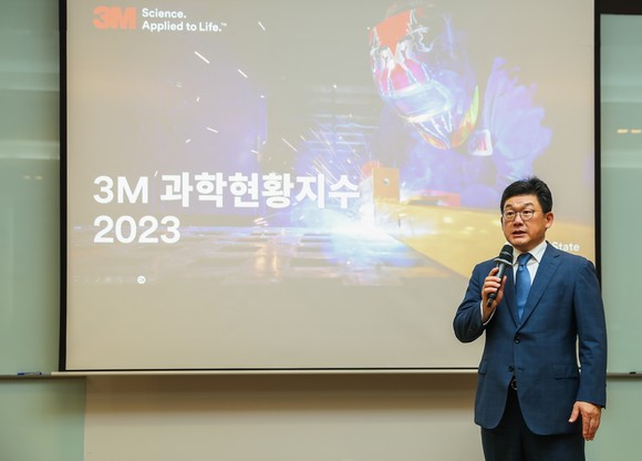 한국3M이 지난 15일 경기도 동탄에 위치한 한국3M 고객기술센터 투어 프레스데이를 개최했다. 사진은 '3M 과학현황지수'에 대해 발표하고 있는 이정한 3M 사장. ⓒ 한국3M