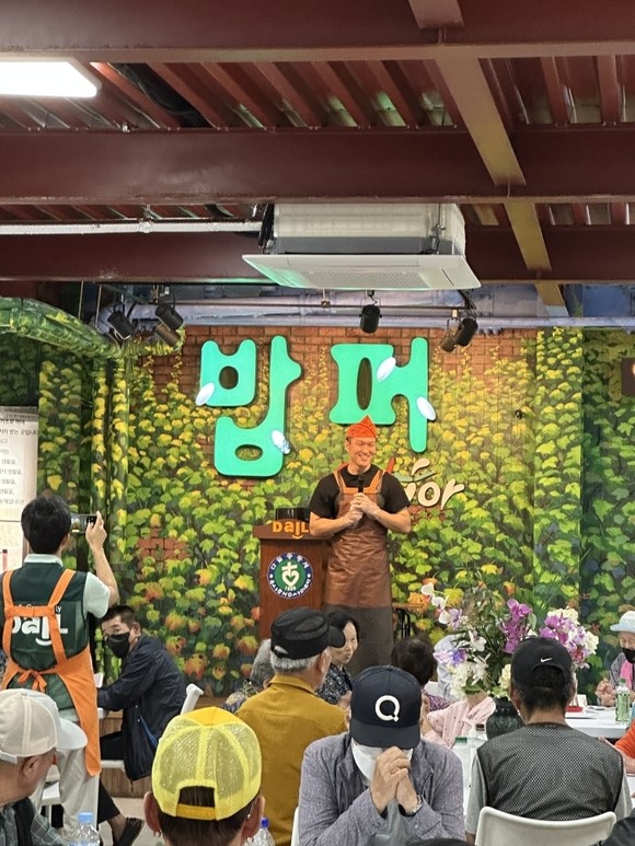 멋쟁이사자처럼은 지난 16일 무료급식소 밥퍼나눔운동본부에서 '####(이하 쿼드해시)' NFT를 보유한 홀더들과 함께 사회취약계층을 위한 봉사활동을 진행했다.ⓒ 멋쟁이사자처럼