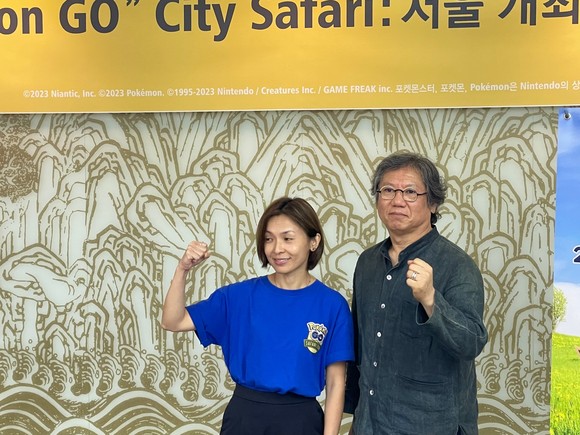 엘레나 휘 마케팅 디렉터와 박중현 동대문관광특구회협의회 회장이 파이팅을 외치고 있다. = 김소미 기자