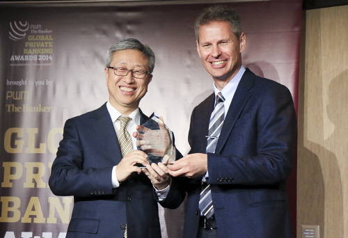 이형일 하나은행 PB사업부 본부장이 29일 스위스 제네바에서 '더 뱅커(The Banker)'와 'PWM(Professional Wealth Management)'가 공동 주최한 '제6회 Global Private Banking Awards 2014' 글로벌 최우수 디지털 커뮤니케이션 프라이빗 뱅크 (Best Private Bank for Digital Communication) 부문 수상을 하고 기념촬영 중이다. 사진 좌측부터 이형일 하나은행 PB사업본부 본부장, 유리벤더 PWM지 수석편집장 (Yuri Bender, Editor-in Chief). ⓒ 하나은행