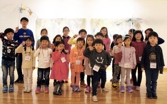 행사에 참여한 참가자들이 비닐우산 디자인, 금호미술관 관람 등을 마치고 기념촬영을 하고 있다. ⓒ 아시아나항공