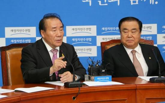 장휘국 광주시교육감(왼쪽)과 문희상 새정연 비대위원장. ⓒ 광주시교육청