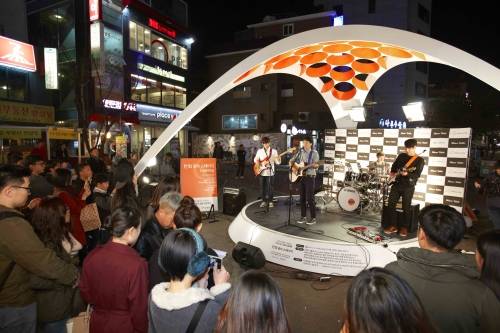 9일 저녁, 서울 마포구 홍익대 앞 ‘걷고싶은거리’에 한화가 설치한 ‘꿈의 스테이지’에서 인디밴드의 길거리 공연이 펼쳐지고 있다. ⓒ 한화