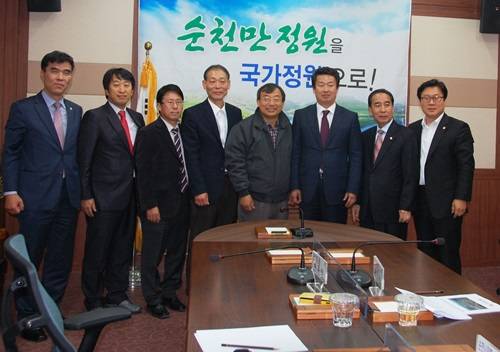 이정현 국회의원(가운데)과 순천시의원들이 정책협의 후 기념촬영하고 있다. ⓒ 순천시의회