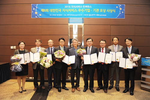 시상을 마친 후 대표 수상자들과 시상을 대행한 조영신 산업통상자원부 창의산업정책과 과장(가운데)이 한데 모여 기념촬영을 하고 있다. ⓒ NIPA