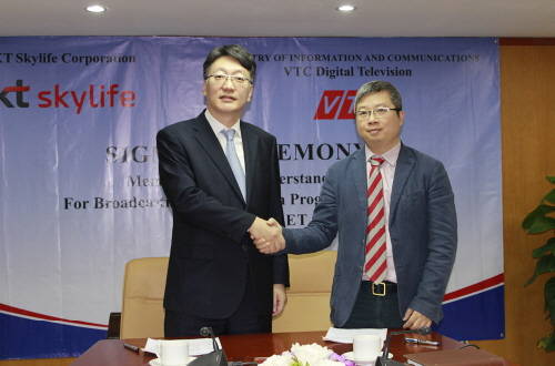 김형준 KT스카이라이프 부사장(왼쪽)과 응우엔 탄 람 VTC 사장은 12일 업무협약을 체결하고 내년 상반기 베트남 교포채널을 국내에 송출키로 했다. ⓒ KT스카이라이프