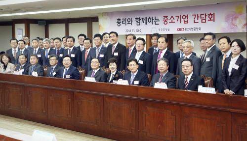 12일 열린 '총리와 함께하는 중소기업 간담회' 후 참석자들이 기념촬영을 하고 있다. ⓒ 중소기업중앙회