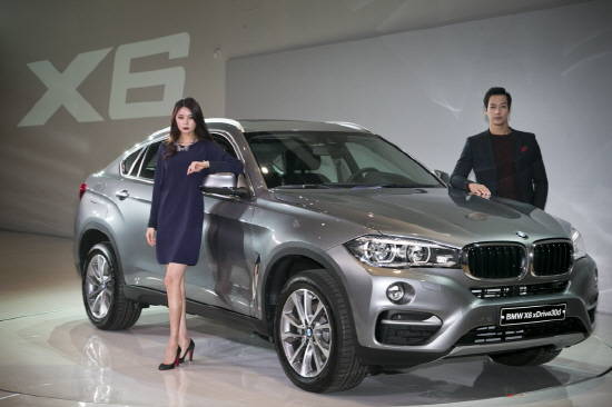 새롭게 출시된 2세대 뉴 X6는 경량화된 차체, 탁월한 성능 등을 통해 브랜드 특유의 드라이빙감을 선사한다. Ⓒ BMW 코리아