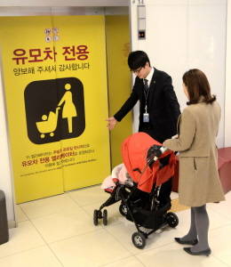 유모차 전용 엘리베이터. ⓒ 디큐브백화점