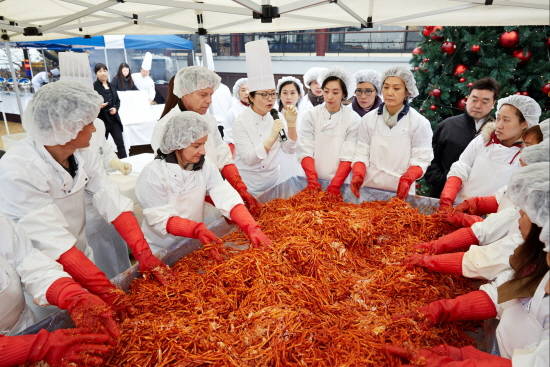 쉐라톤 그랜드 워커힐 호텔 '제1회 김장담그는 날'. ⓒ 쉐라톤 그랜드 워커힐 호텔