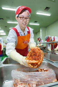 김장투어 참가자가 잘 버무려진 김치를 비닐포대에 넣고 있다. ⓒ 동원F&B