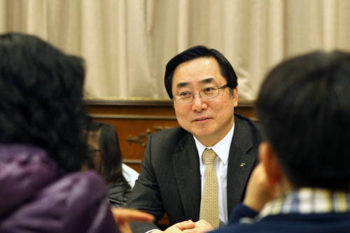 김병헌 사장이 'LIG희망장학금' 행사에 초청된 교통사고 유자녀 가족들과 담소를 나누고 있다. ⓒ LIG손해보험