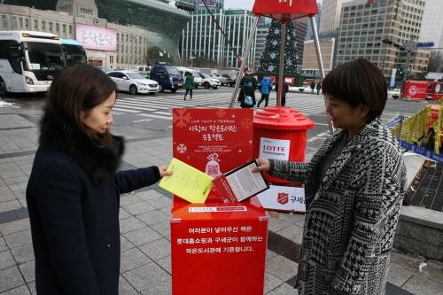 롯데쇼핑은 이달 말까지 구세군 자선냄비본부와 '사랑의 작은 도서관 프로젝트'를 실시한다. ⓒ 롯데홈쇼핑