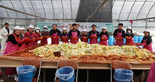 현대제철 사우부인봉사대원들이 12월 김장철을 맞아 '사랑의 김장담그기' 행사를 실시하고 있다. ⓒ 현대순천공장