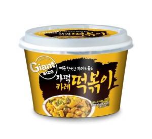 CU 자이언트 시리즈 '자떡카레떡볶이'. ⓒ BGF리테일