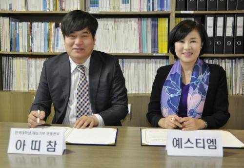 조희승 아띠참 위원장과 송미애 예스티엠 대표가 MOU 체결을 기념하고 있다. = 김상준 기자