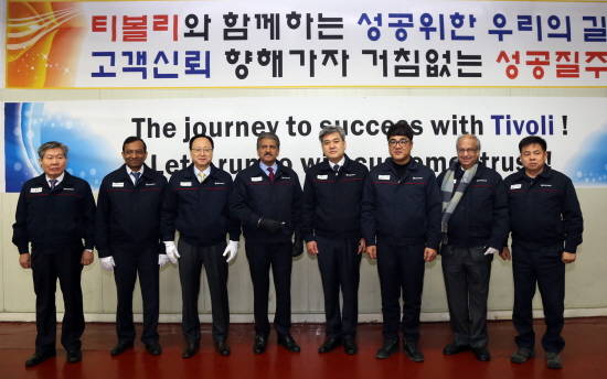 마힌드라 그룹의 아난드 마힌드라 회장이 평택공장을 방문해 신차 '티볼리' 출시를 축하하고 임직원들을 격려했다. ⓒ 쌍용자동차