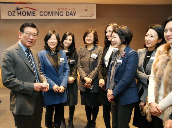 15일 서울 강서구 오쇠동 아시아나타운에서 실시한 '오즈 홈커밍데이' 행사에서 박삼구 금호아시아나그룹 회장(사진 좌측)이 아시아나항공 출신 현직 교수들과 함께 환담을 나누고 있다. ⓒ 아시아나항공