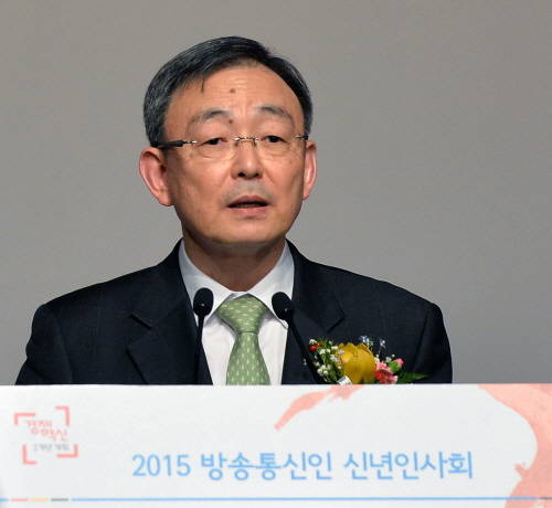 15일 열린 방송통신인 신년인사회에서 최성준 방송통신위원장은 성장률 부진 이유로 단통법을 꼽은 이주열 한국은행 총재 발언에 대한 입장을 밝혔다. ⓒ 뉴스1