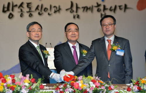 (좌측부터)최성준 방송통신위원장·정홍원 국무총리·장동현 한국정보통신진흥협회 회장 겸 SK텔레콤 사장은 '2015 방송통신인 신년인사회'에 참여했다. ⓒ 뉴스1