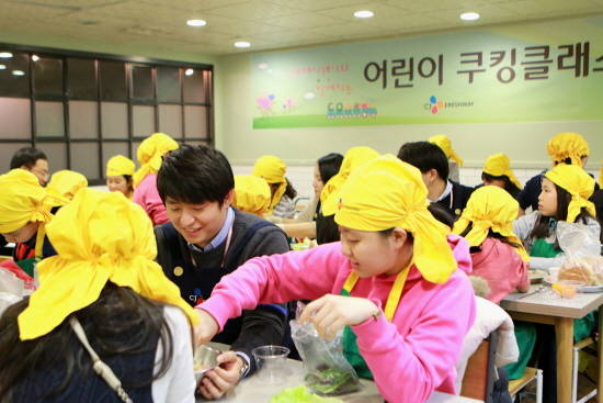 19일 서울 중구 쌍림동에 위치한 CJ제일제당센터 3층 조리아카데미에서 등대지역아동센터 아동들과 CJ프레시웨이 임직원들이 '수제 햄버거'와 '연어컵샐러드'를 함께 만들고 있다. ⓒ CJ프레시웨이