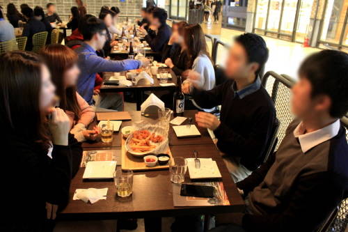 작년 10월 서울 종로구 그랑서울몰에서 열린 로맨틱 그랑서울 단체미팅 이벤트에 참가한 참가자들이 맛있는 음식과 이야기를 나누며 즐거운 시간을 보내고 있다. ⓒ GS건설