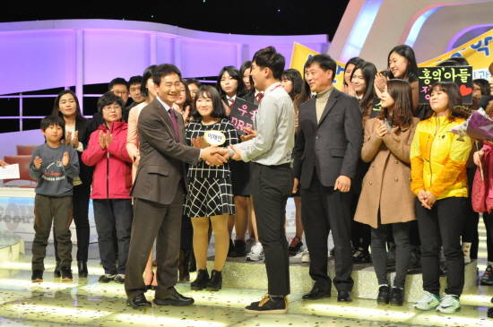 권동칠 트렉스타 대표가 정경욱 홍익디자인고 IT산업디자인과 2학년 학생에게 축하 인사말을 건네고 있다. ⓒ 트렉스타