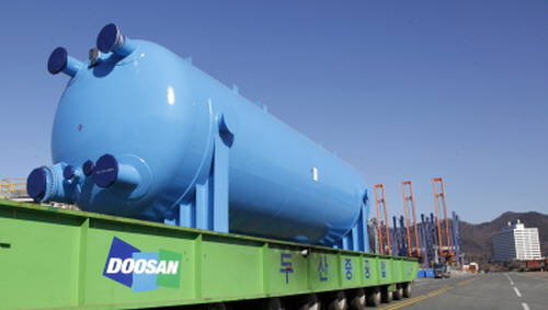 두산중공업이 칠레 에스콘디다 RO 담수 플랜트에 들어갈 이중여과기(DMF, Dual Media Filter) 제작을 마치고, 1월31일 창원 본사 사내 부두를 통해 출하하고 있다. ⓒ 두산중공업