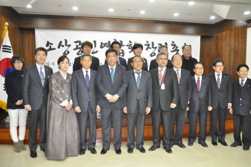 소상공인연합회가 극심한 내분으로 치닫고 있다. 사진은 지난해 국회에서 열린 창립총회 당시 임원진 등 기념촬영 장면. ⓒ 프라임경제