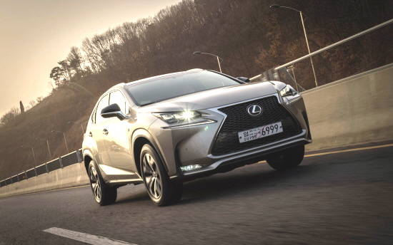 NX 200t는 2.0L 다운사이징 가솔린 터보엔진과 다이내믹 토크 컨트롤 AWD시스템이 발휘하는 동급 최강의 퍼포먼스와 가속성능, 짜릿한 스포츠 드라이빙을 자랑한다. ⓒ 한국토요타