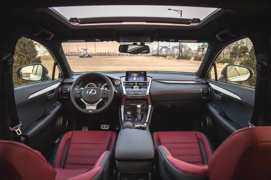 NX200t의 인테리어는 전체적으로 LFA, IS에서 시작된 렉서스 스포츠 인테리어 아이덴티티를 계승했다. ⓒ 한국토요타