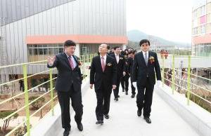 정만채 교육감(가운데)이 학교 시설을 둘러보고 있다. ⓒ 전남도교육청