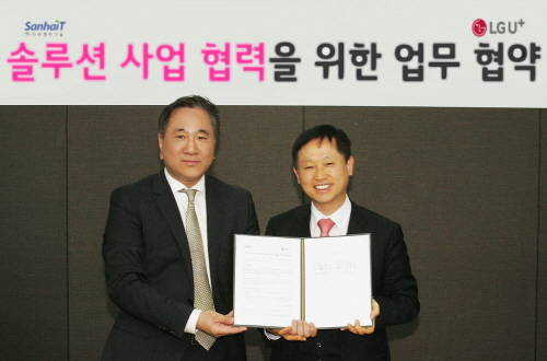 G유플러스 기반통신사업담당인 현준용 상무(왼쪽)와 김충언 산하정보기술 부사장은 LG유플러스 본사에서 업무협약을 체결하고 있다. ⓒ LG유플러스