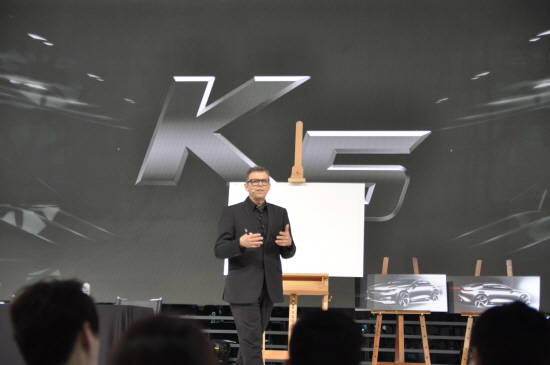 피터 슈라이어 현대·기아차 디자인 총괄 사장이 신형 K5의 디자인을 설명하고 있다. ⓒ 프라임경제