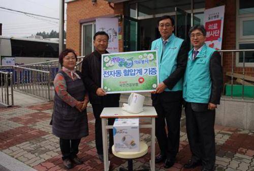 국민건강보험공단 서울지역본부는 3일 원주 월송리 마을에 찾아가 의료봉사와 집수리봉사를 실시, 기념 촬영하고 있다. ⓒ 국민건강보험공단